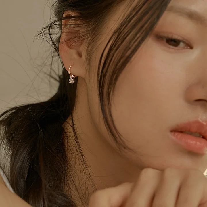 더블유비엘 14k post 블룸 플라워 원터치 링 귀걸이
