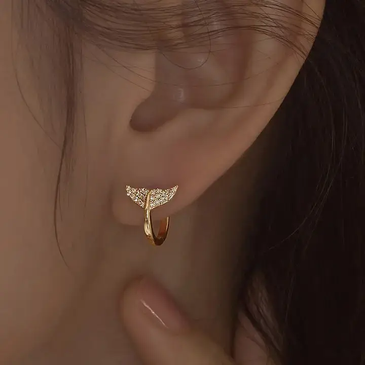 14k post 벨루가 모이사나이트 고래꼬리 원터치 링귀걸이